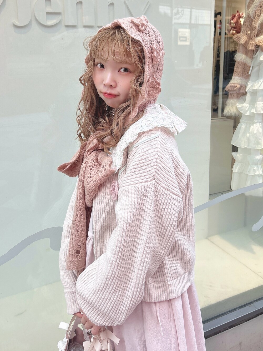 ピンク系のワンピース、ホワイト系のカーディガン/ボレロ、ピンク系のハンドバッグを着用したレディースの秋コーディネートの7枚目の写真