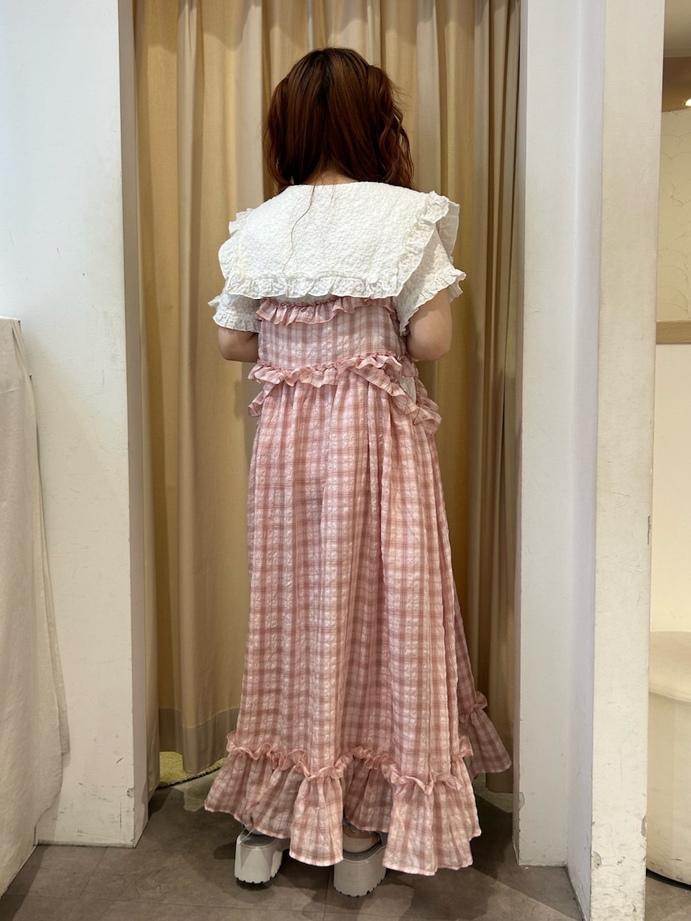 ピンク系のワンピース、ホワイト系のシャツ/ブラウス、ブルー系のサンダルを着用したレディースの夏コーディネートの3枚目の写真