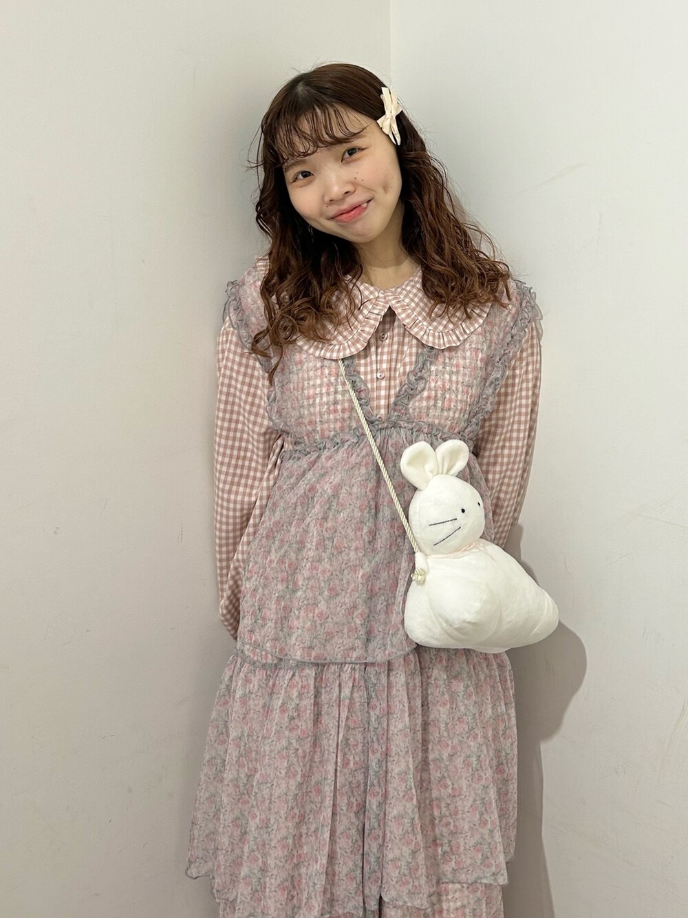 ピンク系のワンピース、ピンク系のワンピース、ホワイト系のスニーカーを着用したレディースの冬コーディネートの4枚目の写真