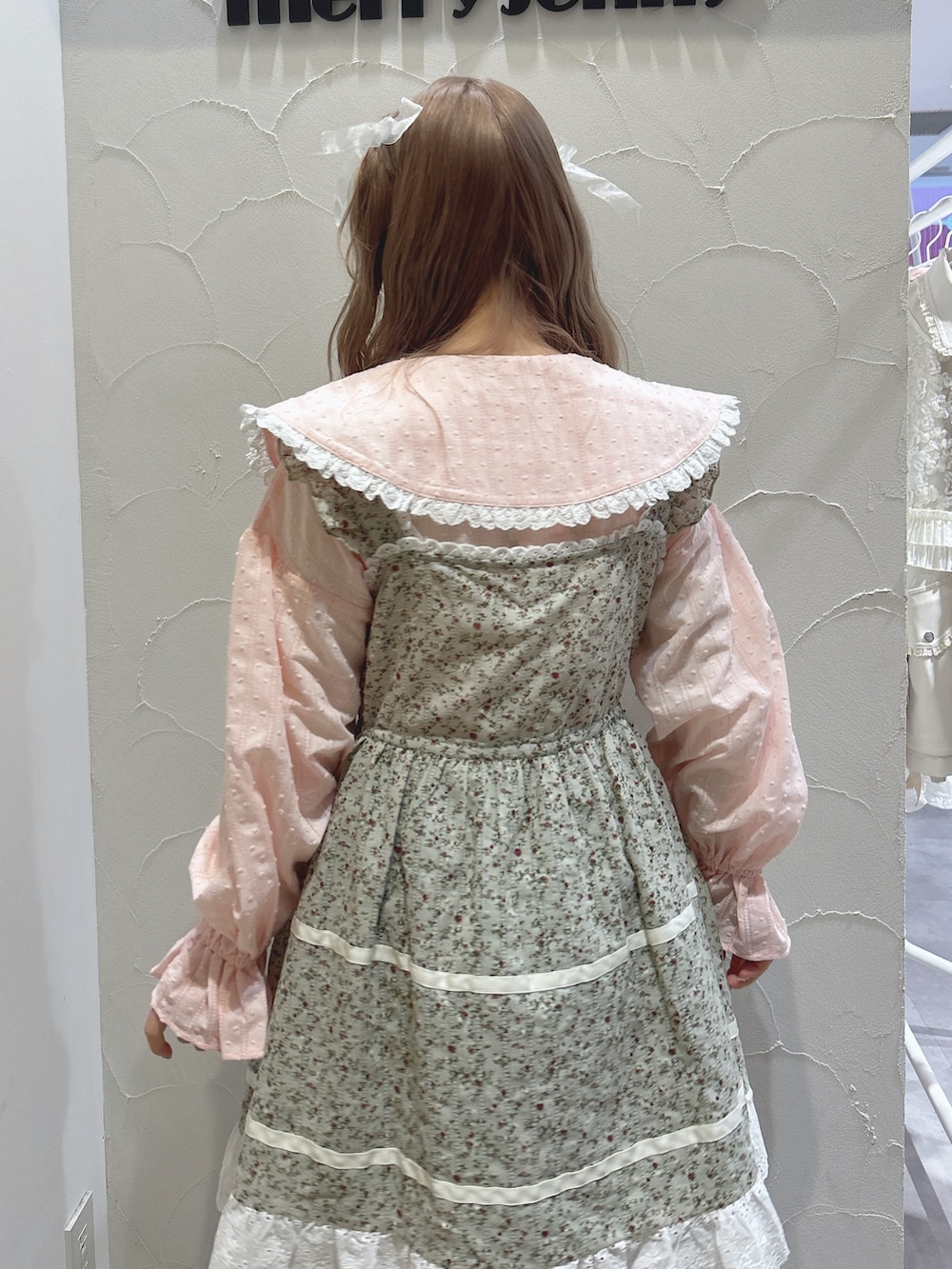 グリーン系のワンピース、ピンク系のシャツ/ブラウス、グリーン系のスニーカーを着用したレディースの冬コーディネートの6枚目の写真