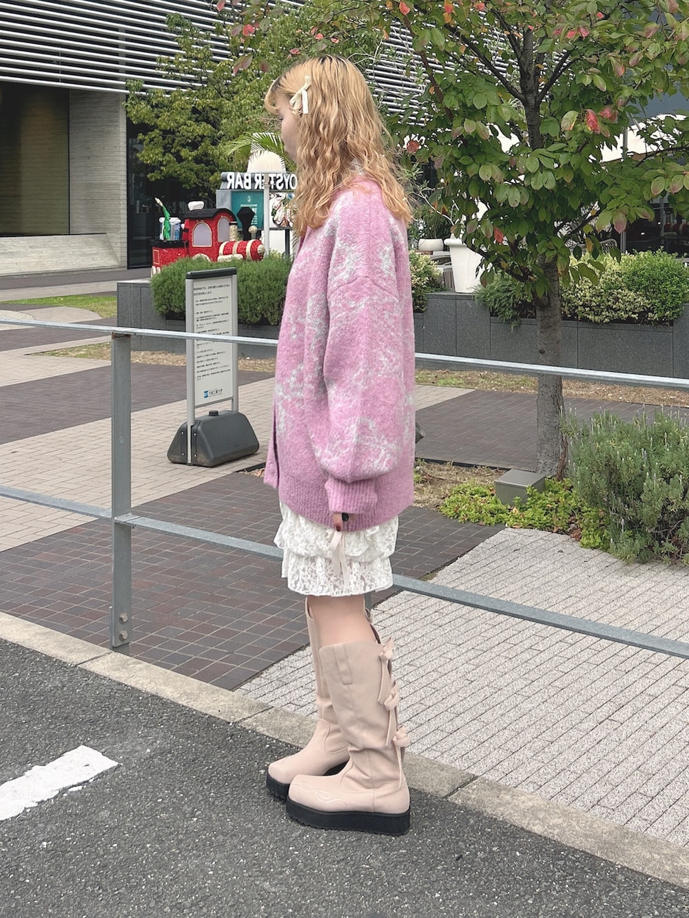 ピンク系のカーディガン/ボレロ、グレー系のシャツ/ブラウス、ホワイト系のその他パンツを着用したレディースの秋コーディネートの2枚目の写真