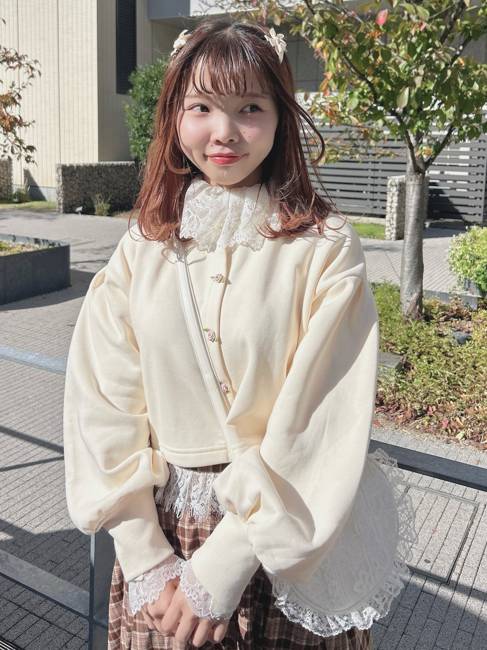 ホワイト系のショルダーバッグ、ホワイト系のカーディガン/ボレロ、ホワイト系のニット/セーターを着用したレディースの秋コーディネートの4枚目の写真