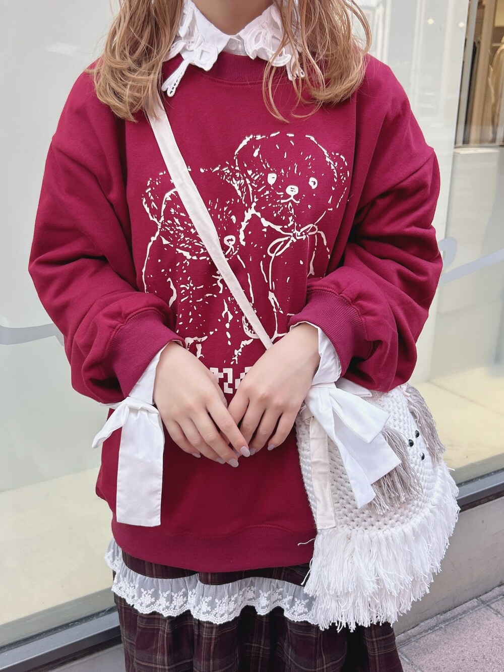 レッド系のスウェット、ホワイト系のシャツ/ブラウス、ブラウン系のスカートを着用したレディースの秋コーディネートの7枚目の写真