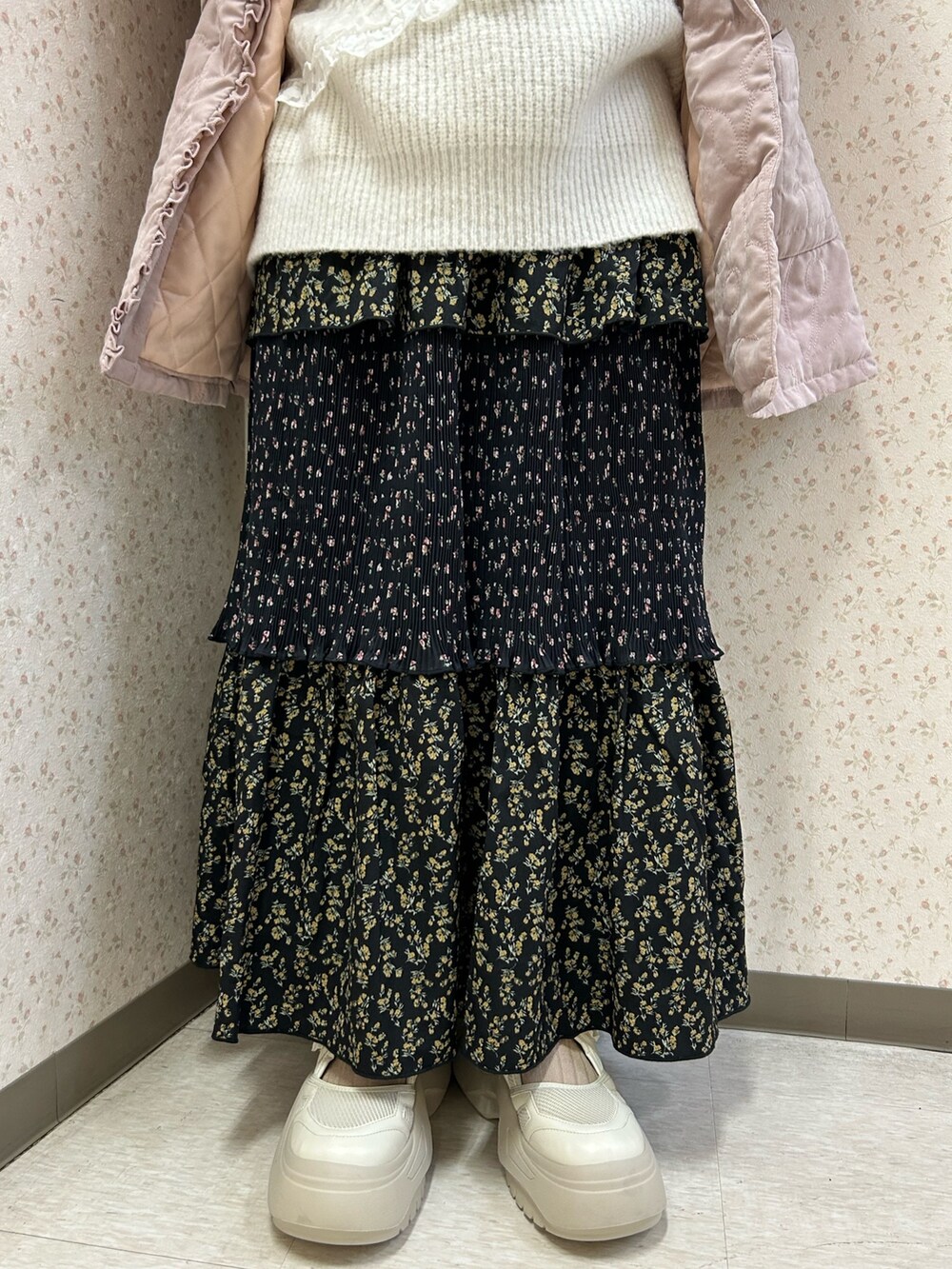 ピンク系のブルゾン、ホワイト系のニット/セーター、ブラック系のスカートを着用したレディースの冬コーディネートの9枚目の写真