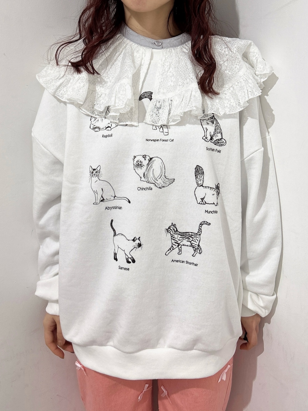 ブルー系のシャツ/ブラウス、シルバー系のショルダーバッグ、ホワイト系のスウェットを着用したレディースの冬コーディネートの8枚目の写真