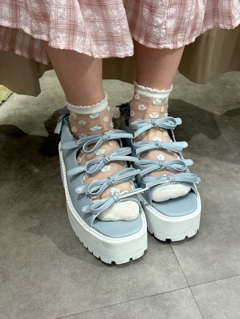 ピンク系のワンピース、ホワイト系のシャツ/ブラウス、ブルー系のサンダルを着用したレディースの夏コーディネートの8枚目の写真