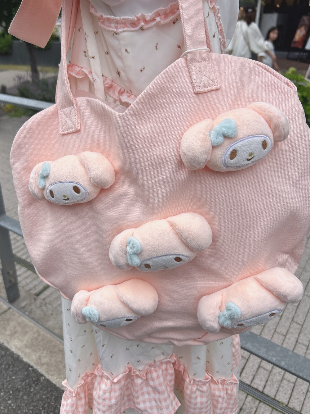 ピンク系のワンピース、ホワイト系のシャツ/ブラウス、ホワイト系のサンダルを着用したレディースの春コーディネートの8枚目の写真