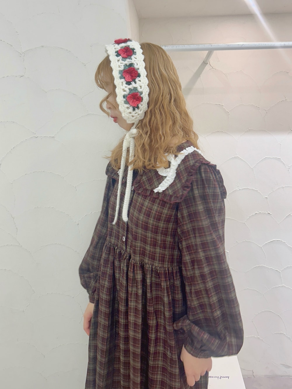 ブラウン系のワンピース、ホワイト系のスニーカー、ホワイト系のカチューシャを着用したレディースの秋コーディネートの6枚目の写真