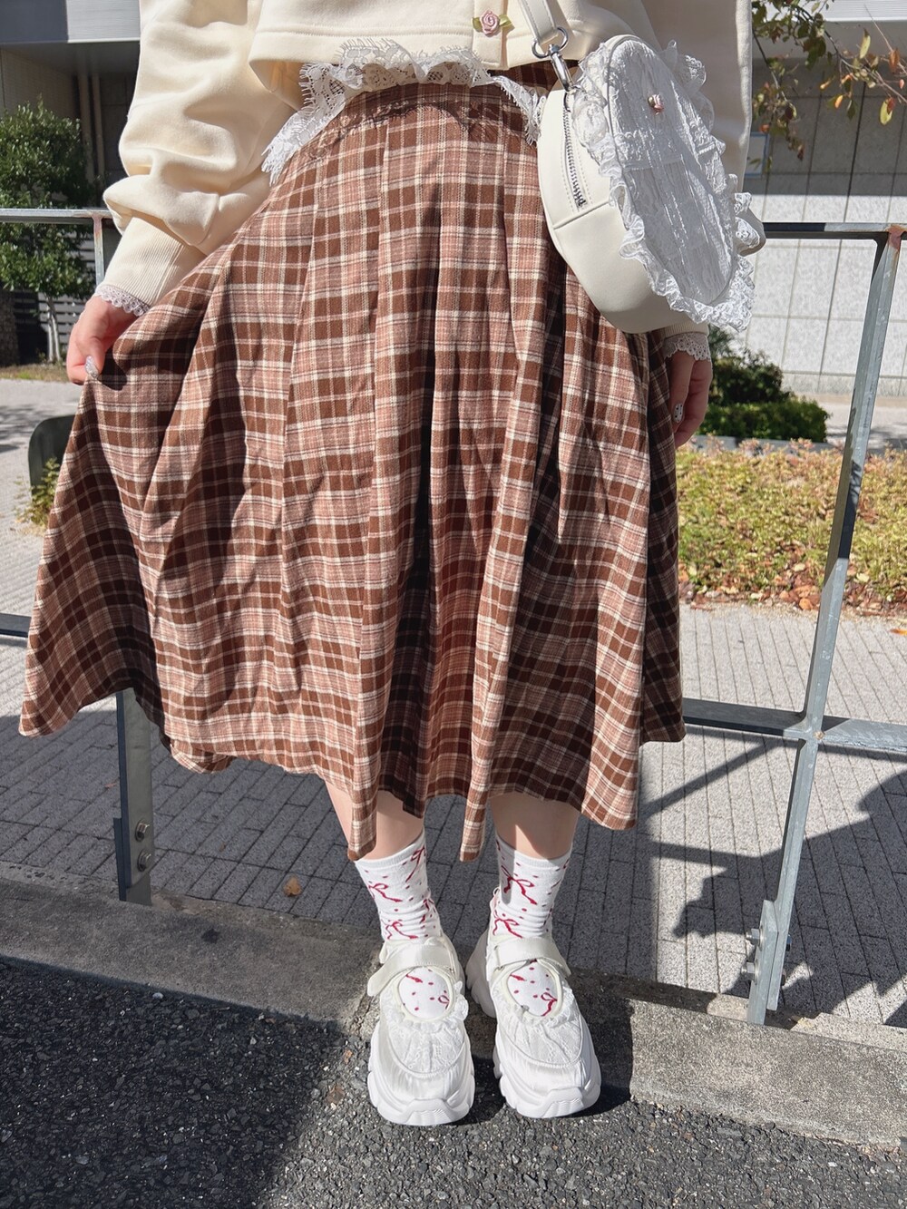 ホワイト系のショルダーバッグ、ホワイト系のカーディガン/ボレロ、ホワイト系のニット/セーターを着用したレディースの秋コーディネートの8枚目の写真