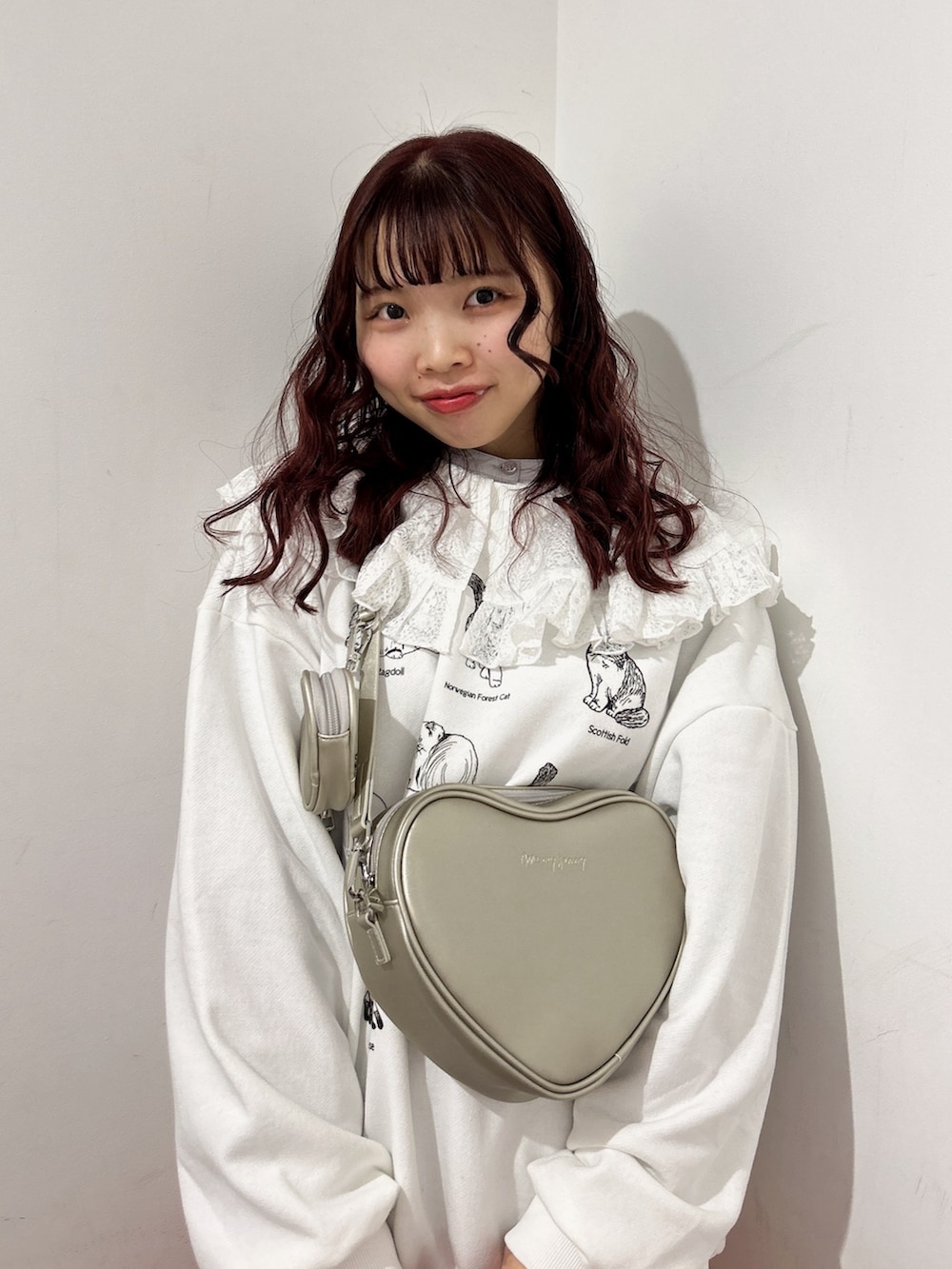 ブルー系のシャツ/ブラウス、シルバー系のショルダーバッグ、ホワイト系のスウェットを着用したレディースの冬コーディネートの4枚目の写真