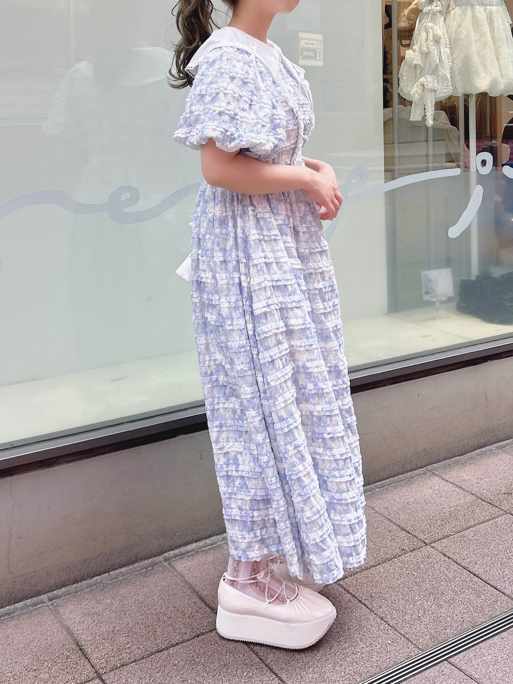 ホワイト系のシャツ/ブラウス、ブルー系のワンピース、ホワイト系のショルダーバッグを着用したレディースの夏コーディネートの2枚目の写真