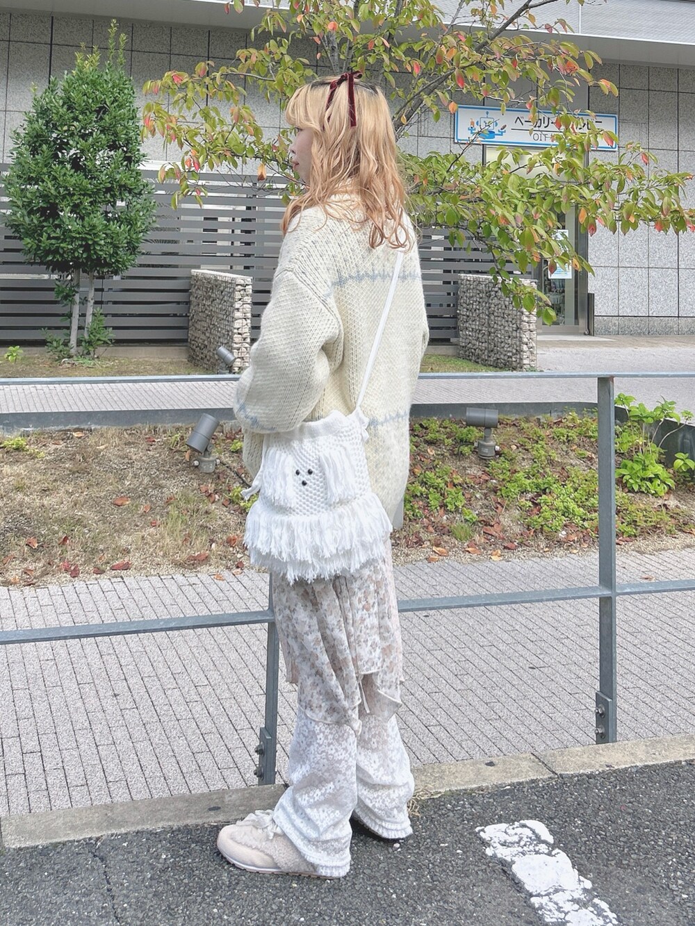 ホワイト系のカーディガン/ボレロ、ホワイト系のニット/セーター、ホワイト系のスカートを着用したレディースの秋コーディネートの4枚目の写真