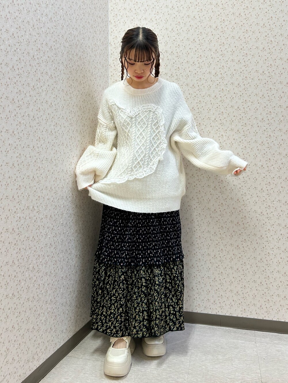 ピンク系のブルゾン、ホワイト系のニット/セーター、ブラック系のスカートを着用したレディースの冬コーディネートの5枚目の写真