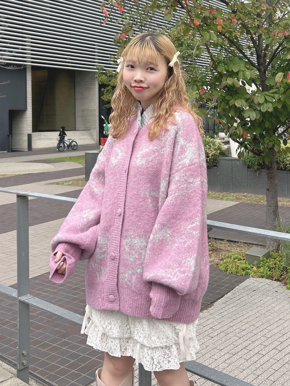 ピンク系のカーディガン/ボレロ、グレー系のシャツ/ブラウス、ホワイト系のその他パンツを着用したレディースの秋コーディネートの6枚目の写真