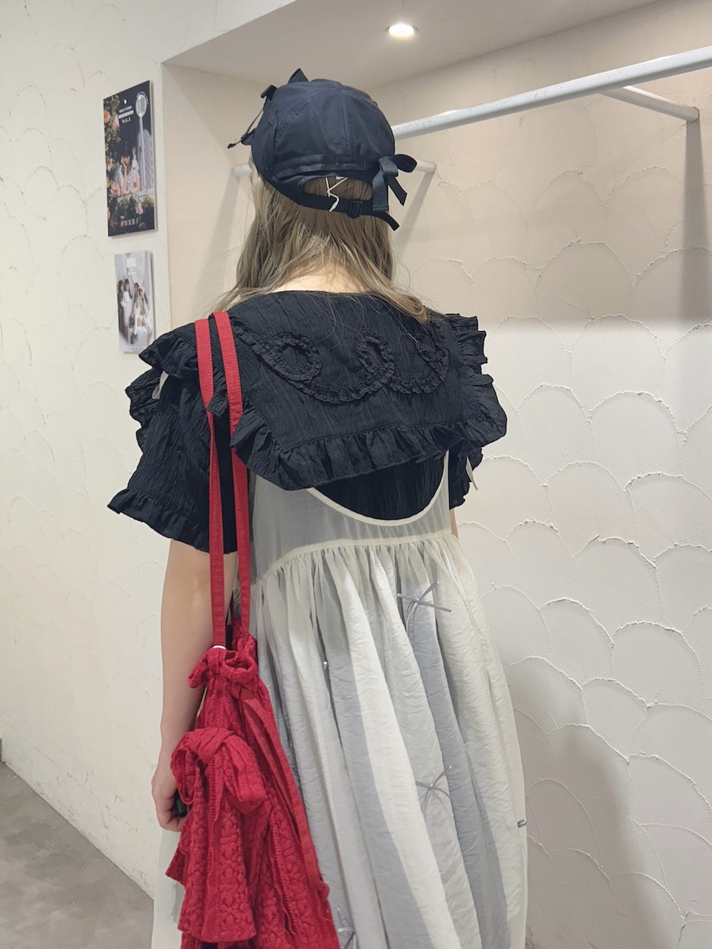 ホワイト系のワンピース、ブラック系のワンピース、レッド系のトートバッグを着用したレディースの夏コーディネートの6枚目の写真