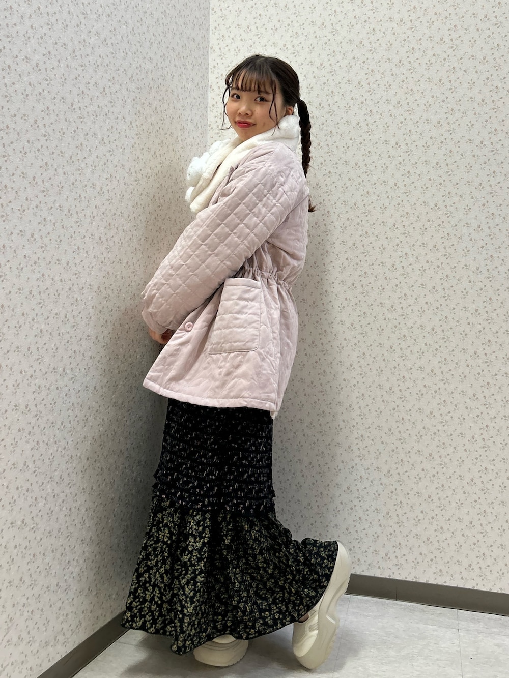 ピンク系のブルゾン、ホワイト系のニット/セーター、ブラック系のスカートを着用したレディースの冬コーディネートの3枚目の写真