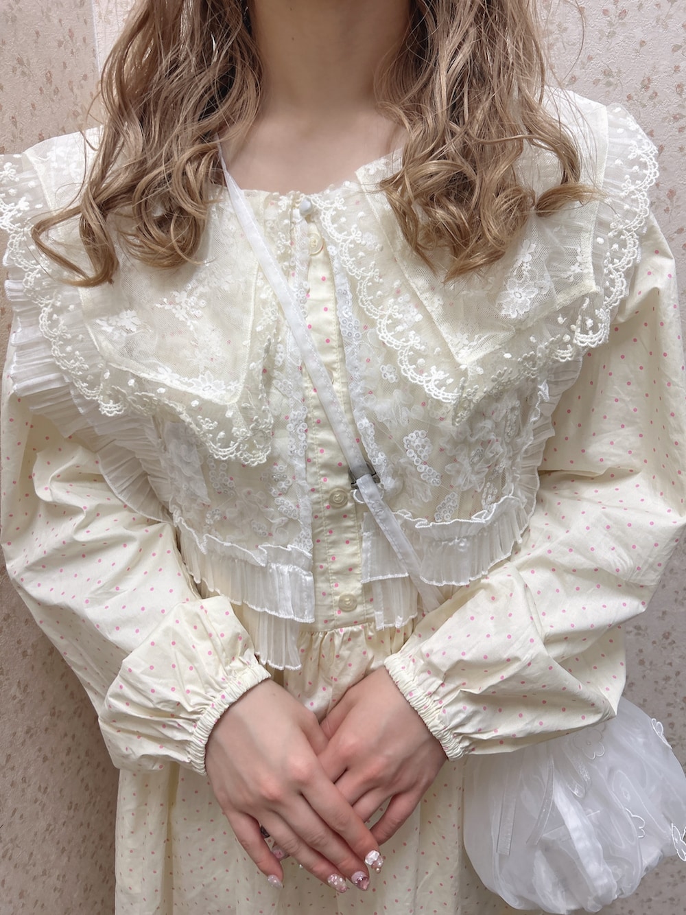 ベージュ系のワンピース、ホワイト系のハンドバッグ、ホワイト系のスニーカーを着用したレディースの冬コーディネートの7枚目の写真