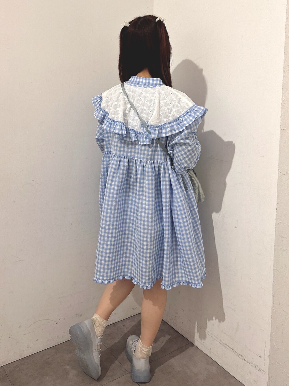 ブルー系のショルダーバッグ、ブルー系のワンピース、ブルー系のスニーカーを着用したレディースの春コーディネートの3枚目の写真