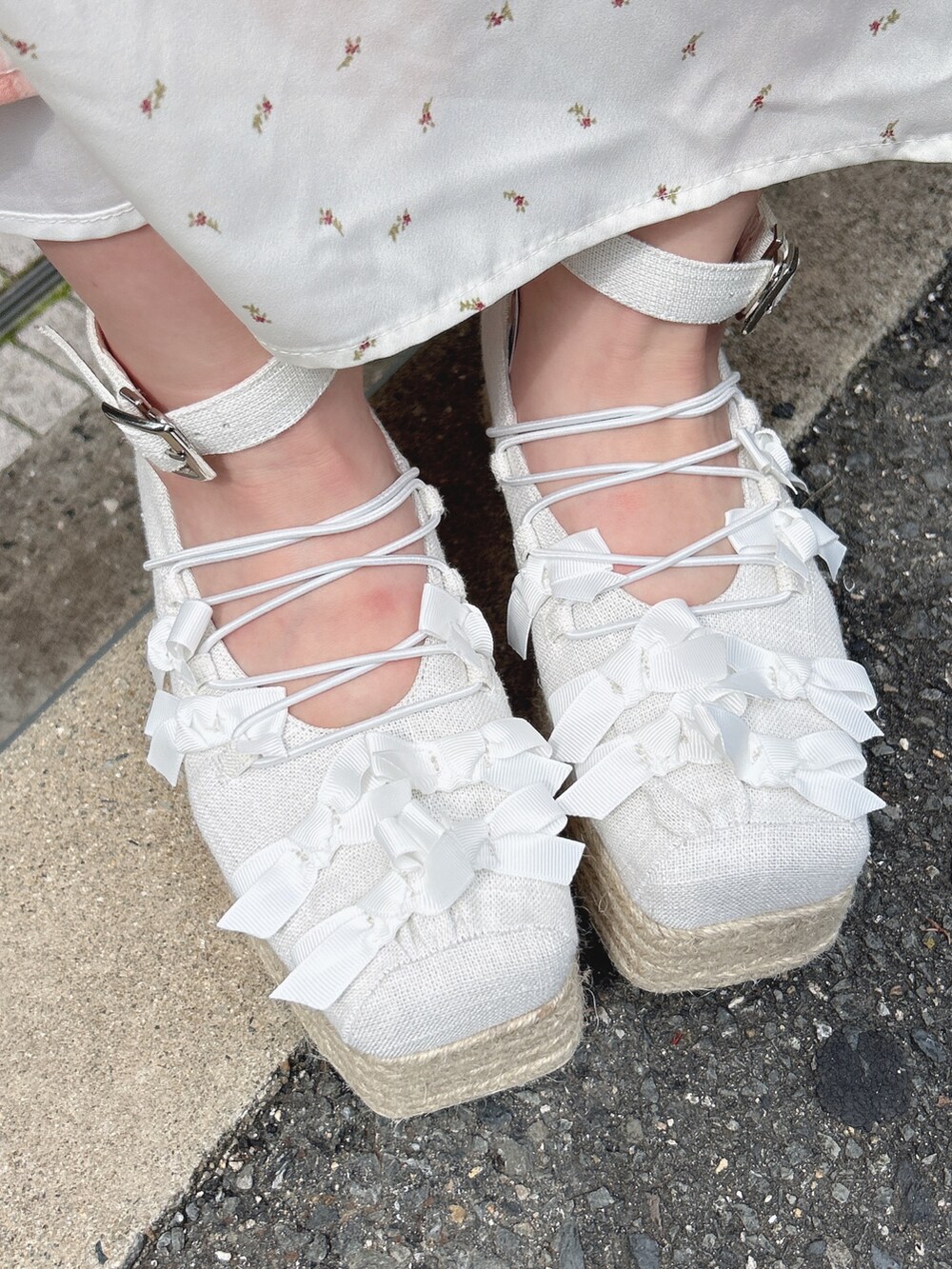 ピンク系のワンピース、ホワイト系のシャツ/ブラウス、ホワイト系のサンダルを着用したレディースの春コーディネートの10枚目の写真