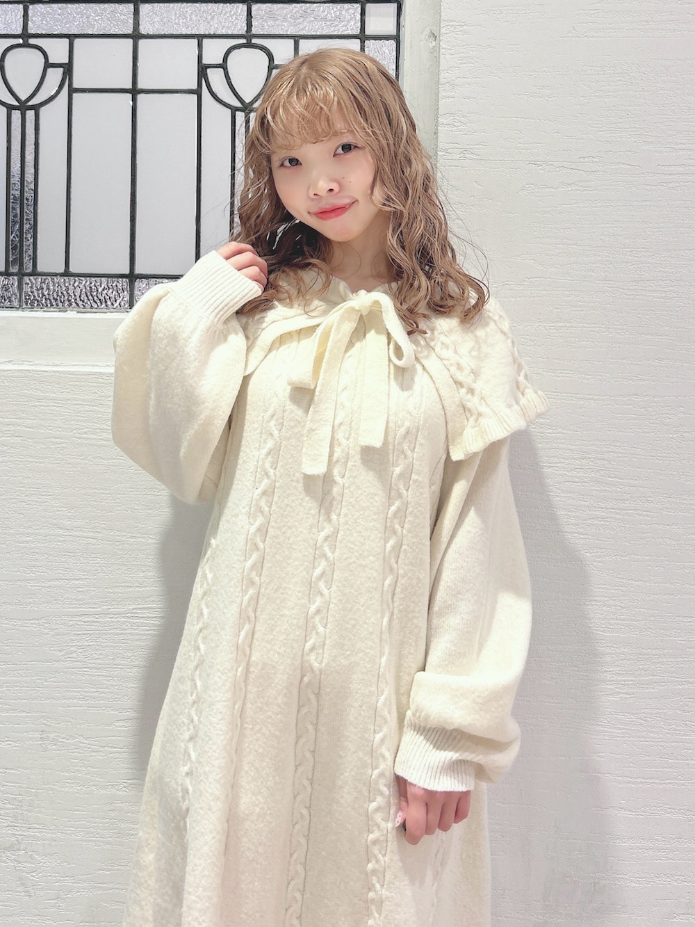 ホワイト系のワンピース、ホワイト系のローファーを着用したレディースの秋コーディネートの6枚目の写真