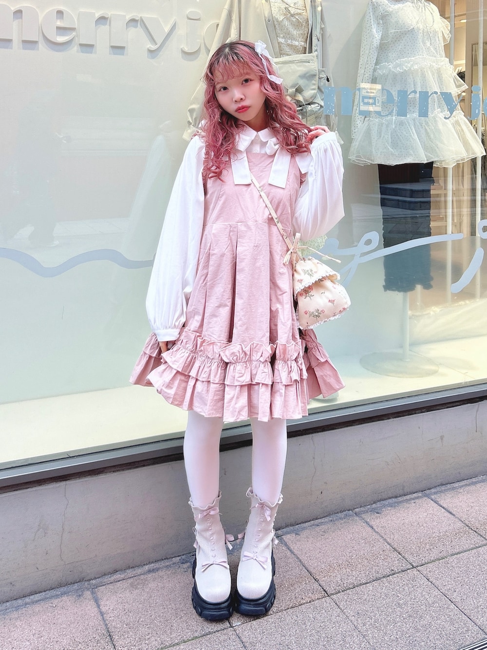 ホワイト系のシャツ/ブラウス、ピンク系のワンピース、ホワイト系のショルダーバッグを着用したレディースの冬コーディネートの2枚目の写真