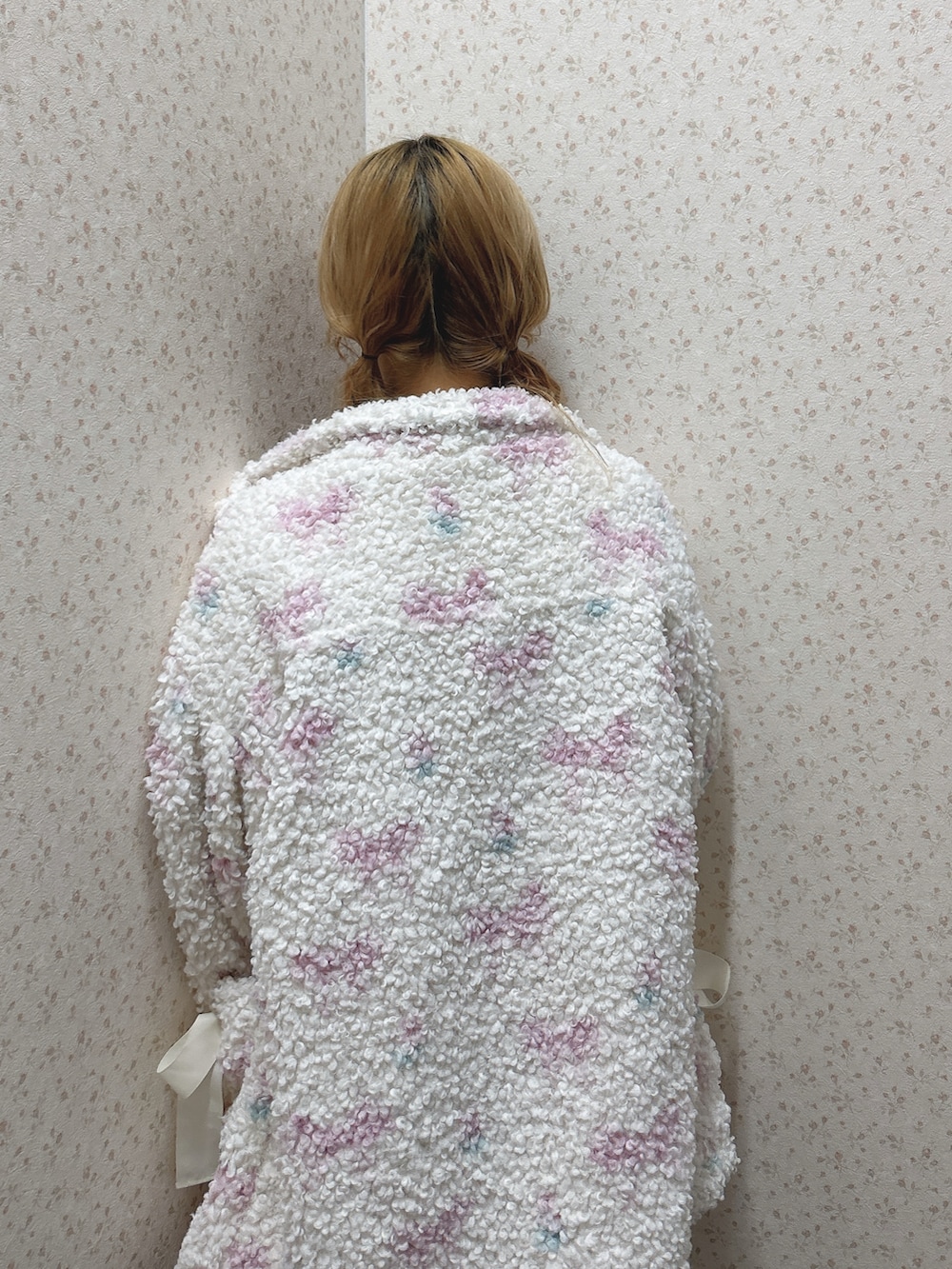 ピンク系のブルゾン、ピンク系のワンピース、ホワイト系のニット/セーターを着用したレディースの秋コーディネートの6枚目の写真