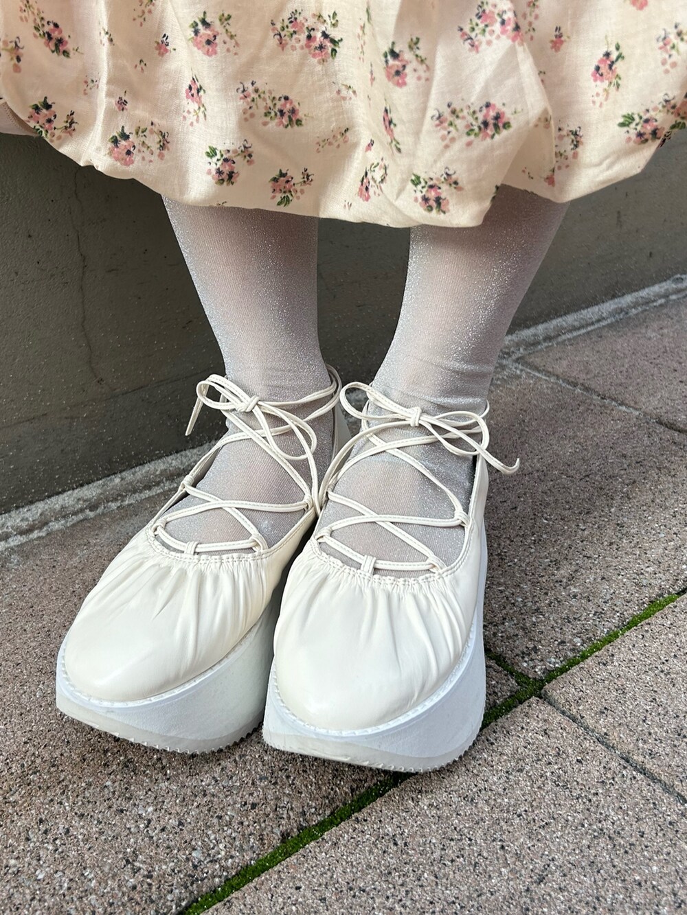 ピンク系のカーディガン/ボレロ、ホワイト系のTシャツ/カットソー、ピンク系のスカートを着用したレディースの春コーディネートの10枚目の写真