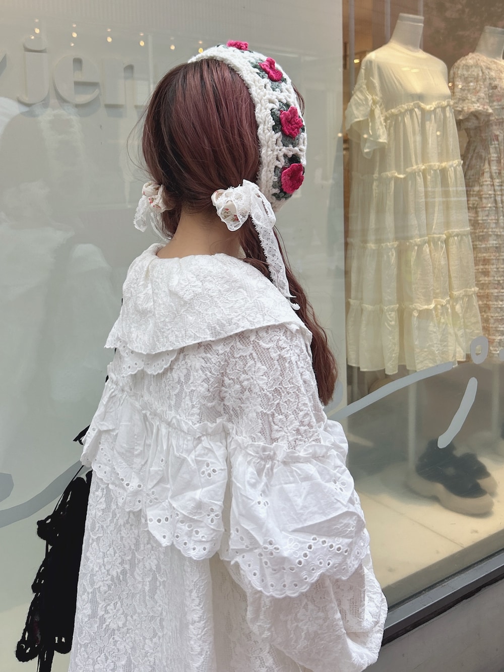 ホワイト系のテーラードジャケット、ホワイト系のスカート、ブラック系のショルダーバッグを着用したレディースの夏コーディネートの5枚目の写真