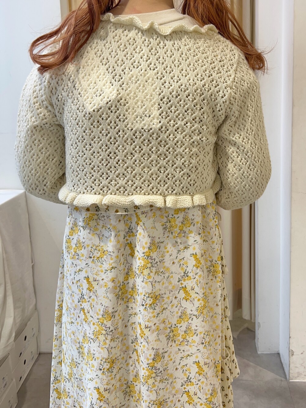 ホワイト系のカーディガン/ボレロ、ベージュ系のTシャツ/カットソー、その他のワンピースを着用したレディースの春コーディネートの5枚目の写真