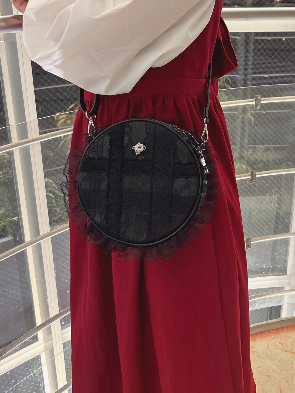 レッド系のワンピース、ゴールド系のシャツ/ブラウス、ブラック系のショルダーバッグを着用したレディースの秋コーディネートの8枚目の写真