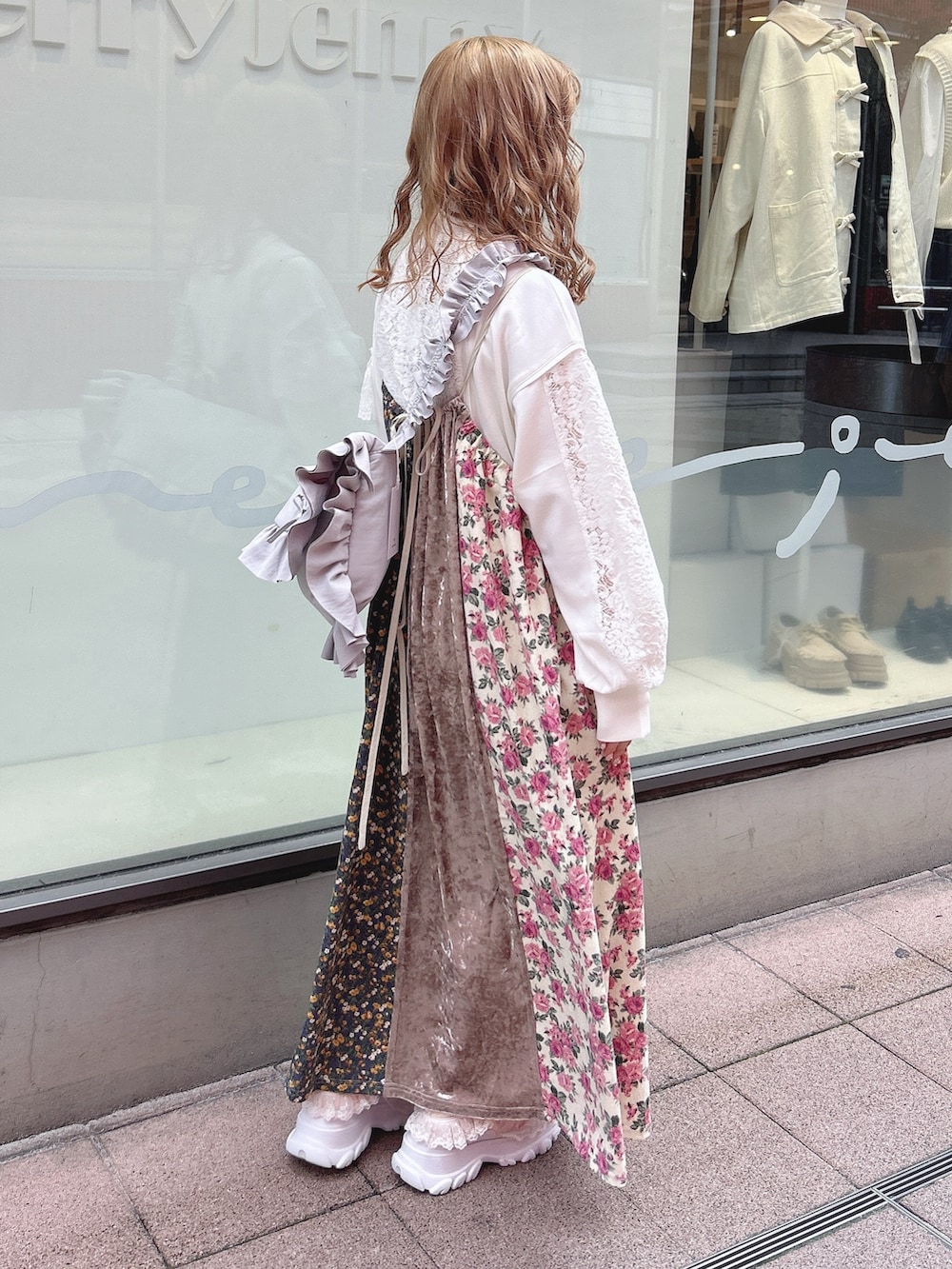 ホワイト系のジャージ、ピンク系のワンピース、ブルー系のショルダーバッグを着用したレディースの秋コーディネートの4枚目の写真