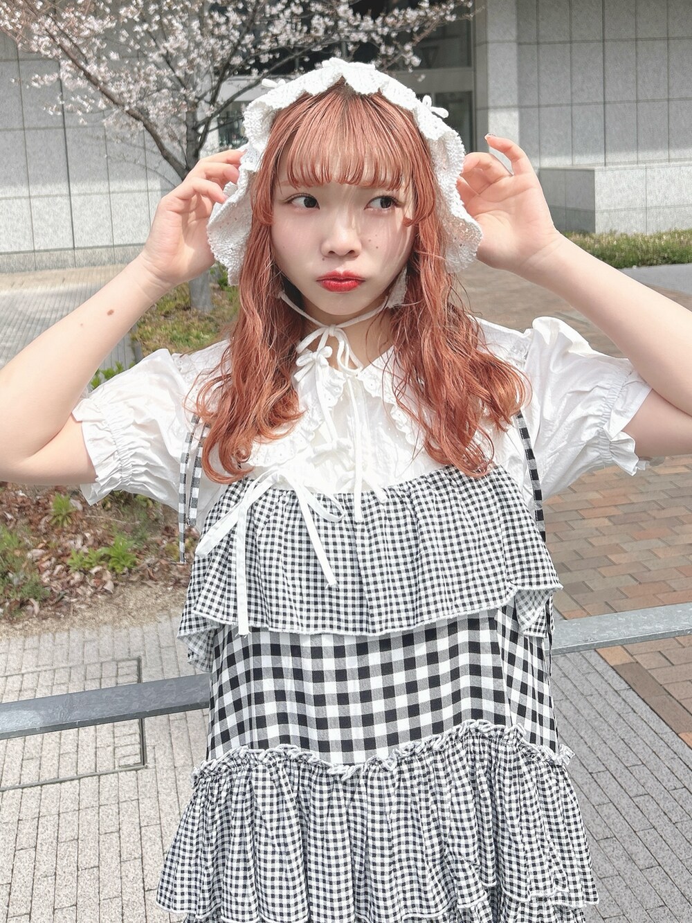 その他のワンピース、ホワイト系のシャツ/ブラウス、ホワイト系のサンダルを着用したレディースの春コーディネートの6枚目の写真