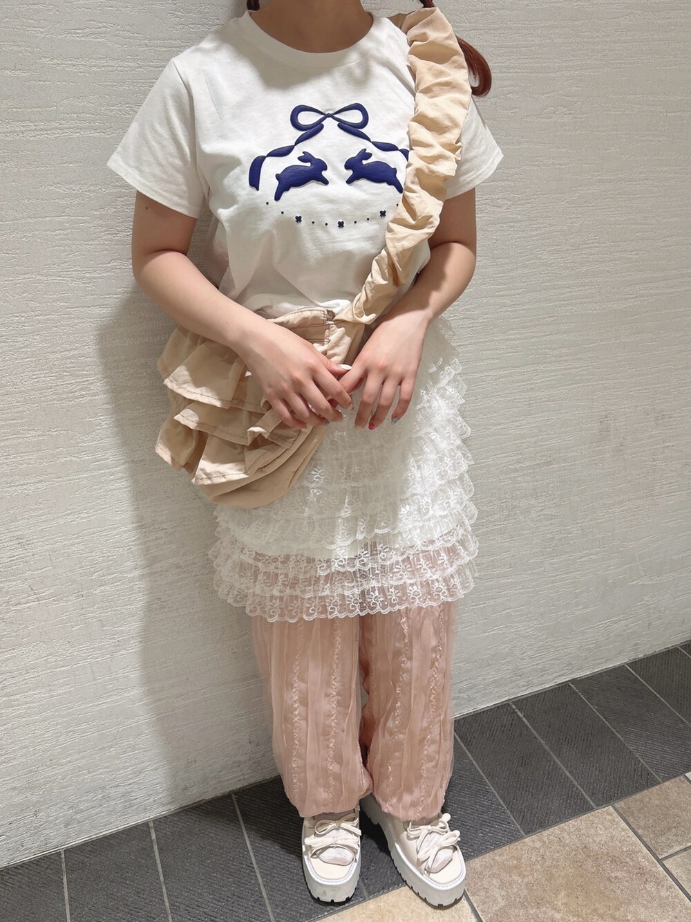 ホワイト系のスカート、ホワイト系のTシャツ/カットソー、ピンク系のショルダーバッグを着用したレディースの夏コーディネートの8枚目の写真