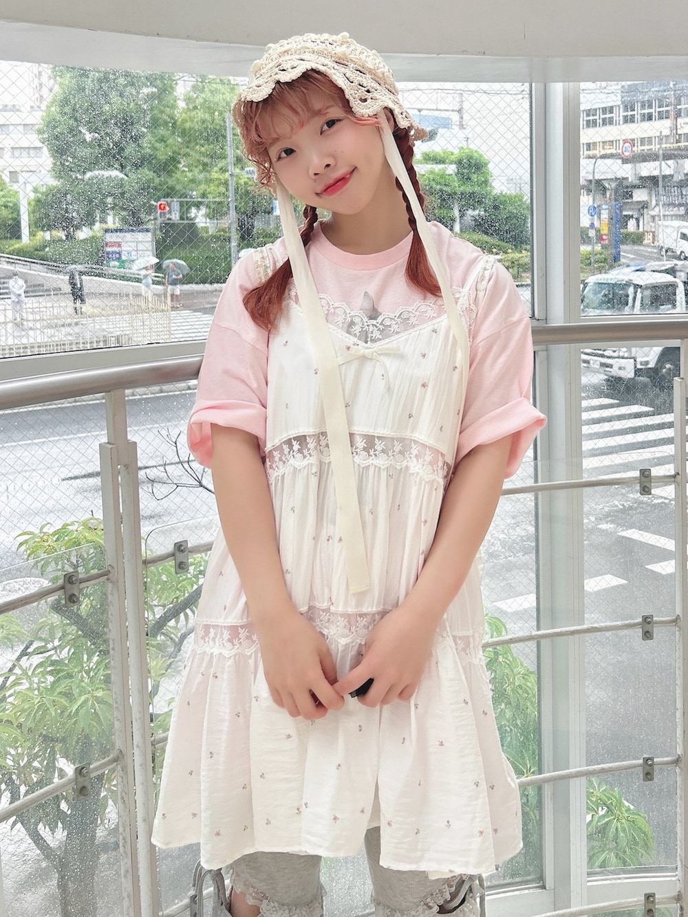 ピンク系のキャミソール、グレー系のスウェットパンツ、ピンク系のTシャツ/カットソーを着用したレディースの夏コーディネートの4枚目の写真