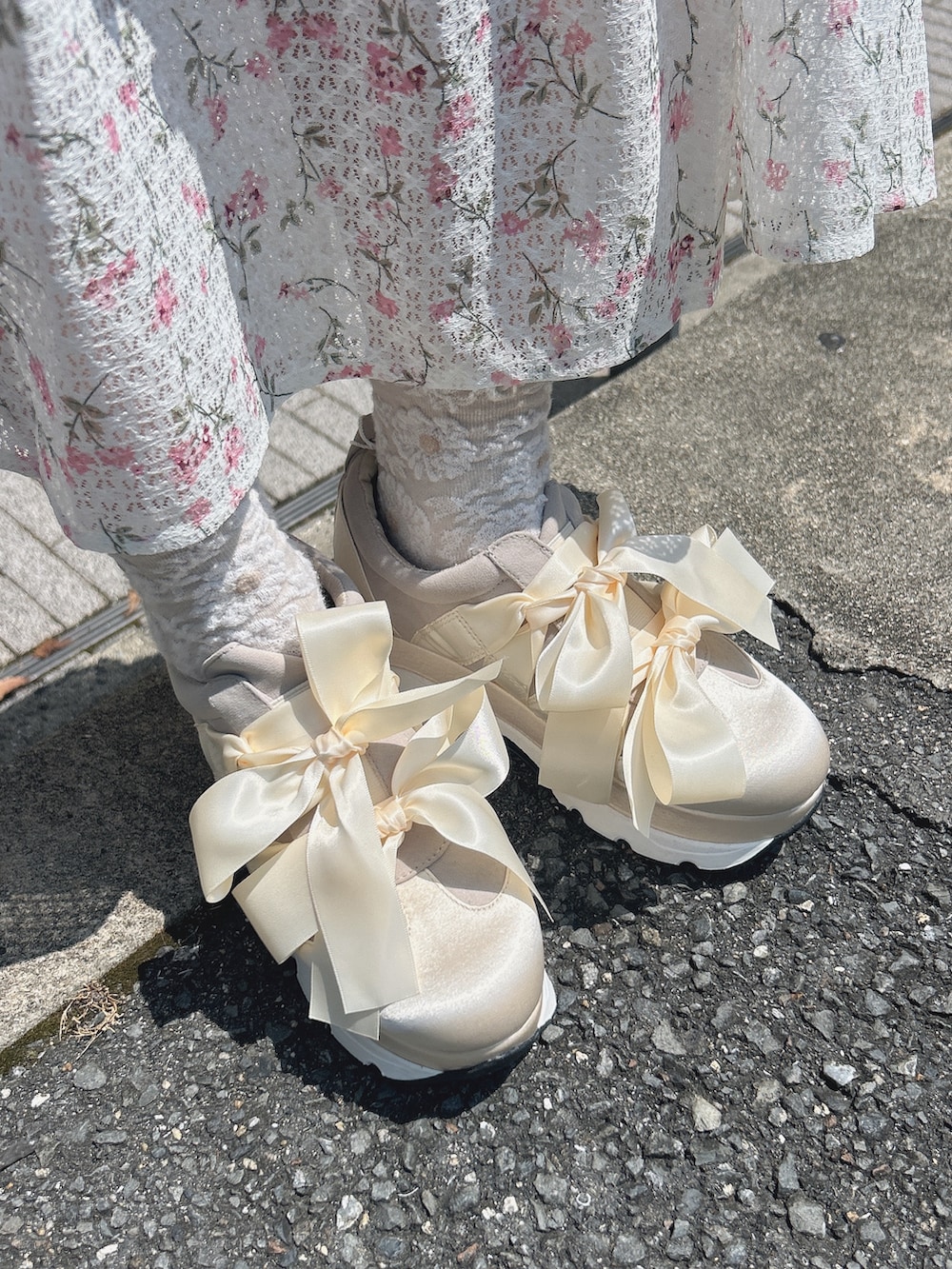 ピンク系のワンピース、ピンク系のトートバッグ、ホワイト系のスニーカーを着用したレディースの夏コーディネートの9枚目の写真