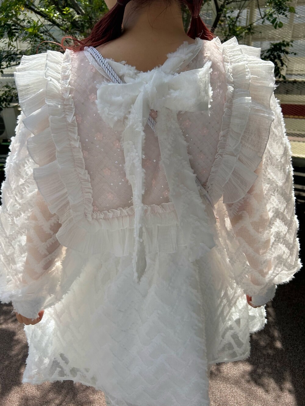 ホワイト系のカーゴパンツ、ホワイト系のワンピース、ピンク系のサンダルを着用したレディースの春コーディネートの8枚目の写真