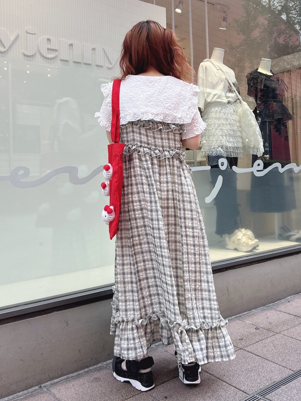 ブラック系のワンピース、ホワイト系のシャツ/ブラウス、レッド系のトートバッグを着用したレディースの夏コーディネートの2枚目の写真