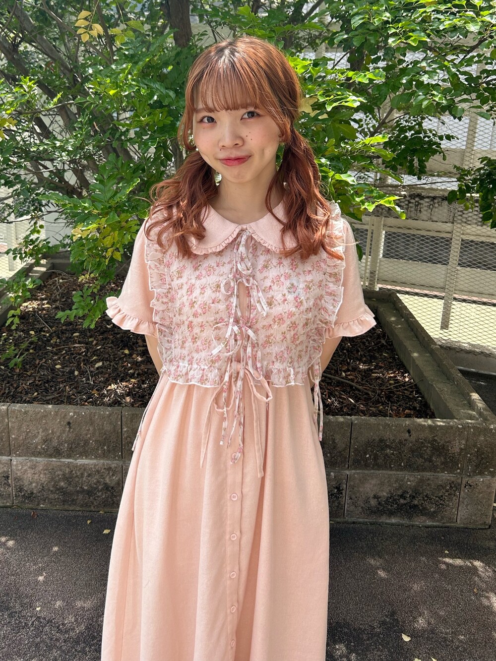 ピンク系のワンピース、ホワイト系のサンダル、ホワイト系の付け襟を着用したレディースの夏コーディネートの5枚目の写真