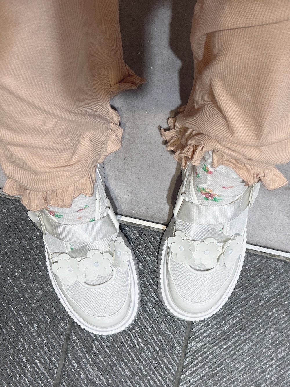 ホワイト系のワンピース、ピンク系のTシャツ/カットソー、ホワイト系のショルダーバッグを着用したレディースの春コーディネートの9枚目の写真