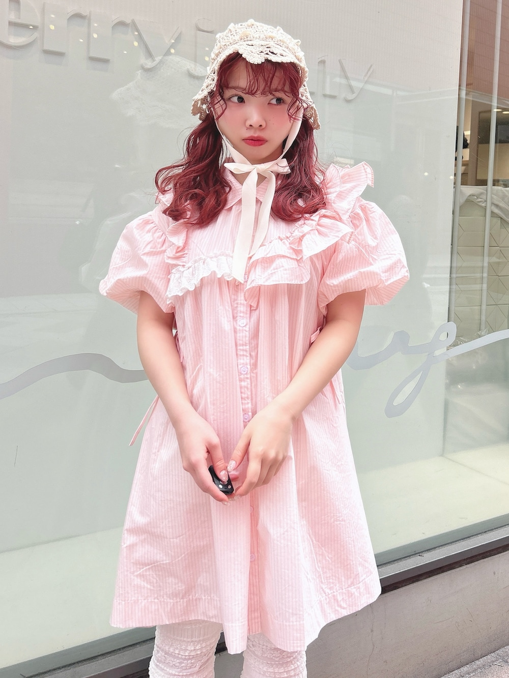 ピンク系のワンピース、ホワイト系のその他パンツ、ピンク系のスニーカーを着用したレディースの春コーディネートの6枚目の写真