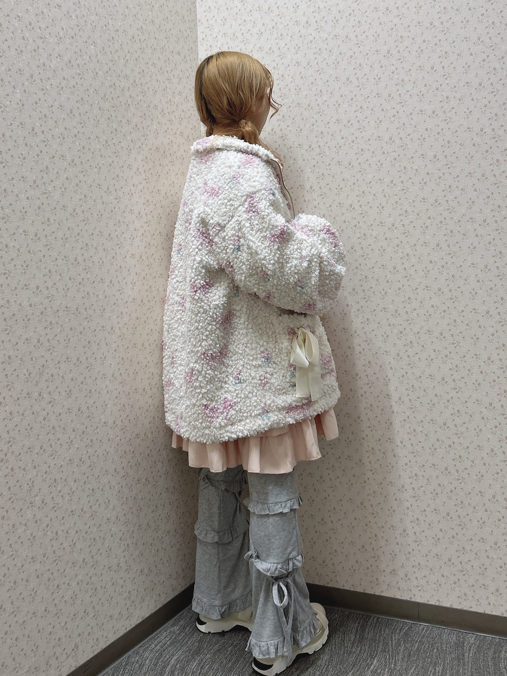 ピンク系のブルゾン、ピンク系のワンピース、ホワイト系のニット/セーターを着用したレディースの秋コーディネートの3枚目の写真