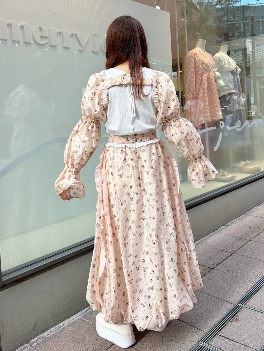 ピンク系のカーディガン/ボレロ、ホワイト系のTシャツ/カットソー、ピンク系のスカートを着用したレディースの春コーディネートの3枚目の写真