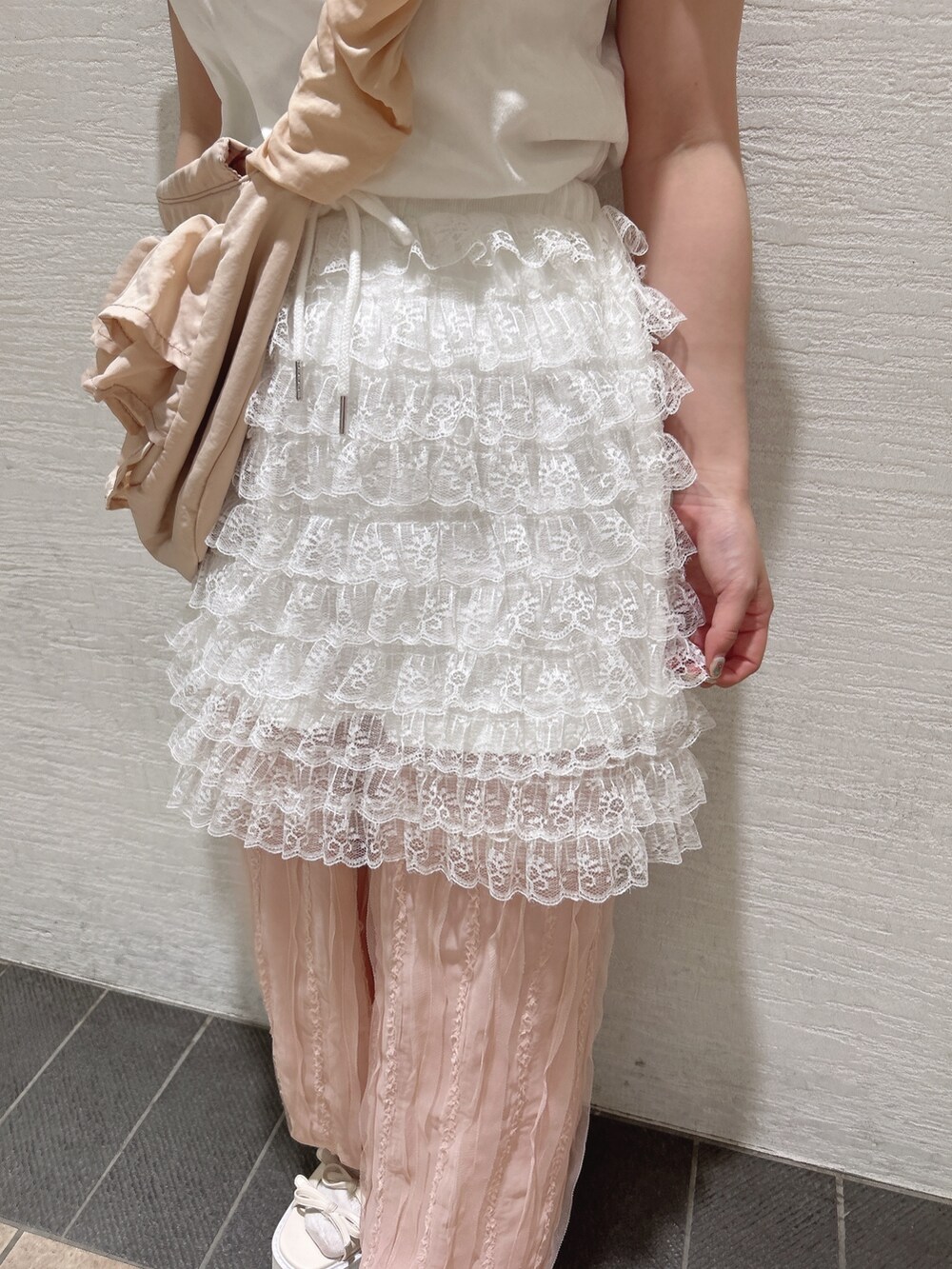ホワイト系のスカート、ホワイト系のTシャツ/カットソー、ピンク系のショルダーバッグを着用したレディースの夏コーディネートの9枚目の写真