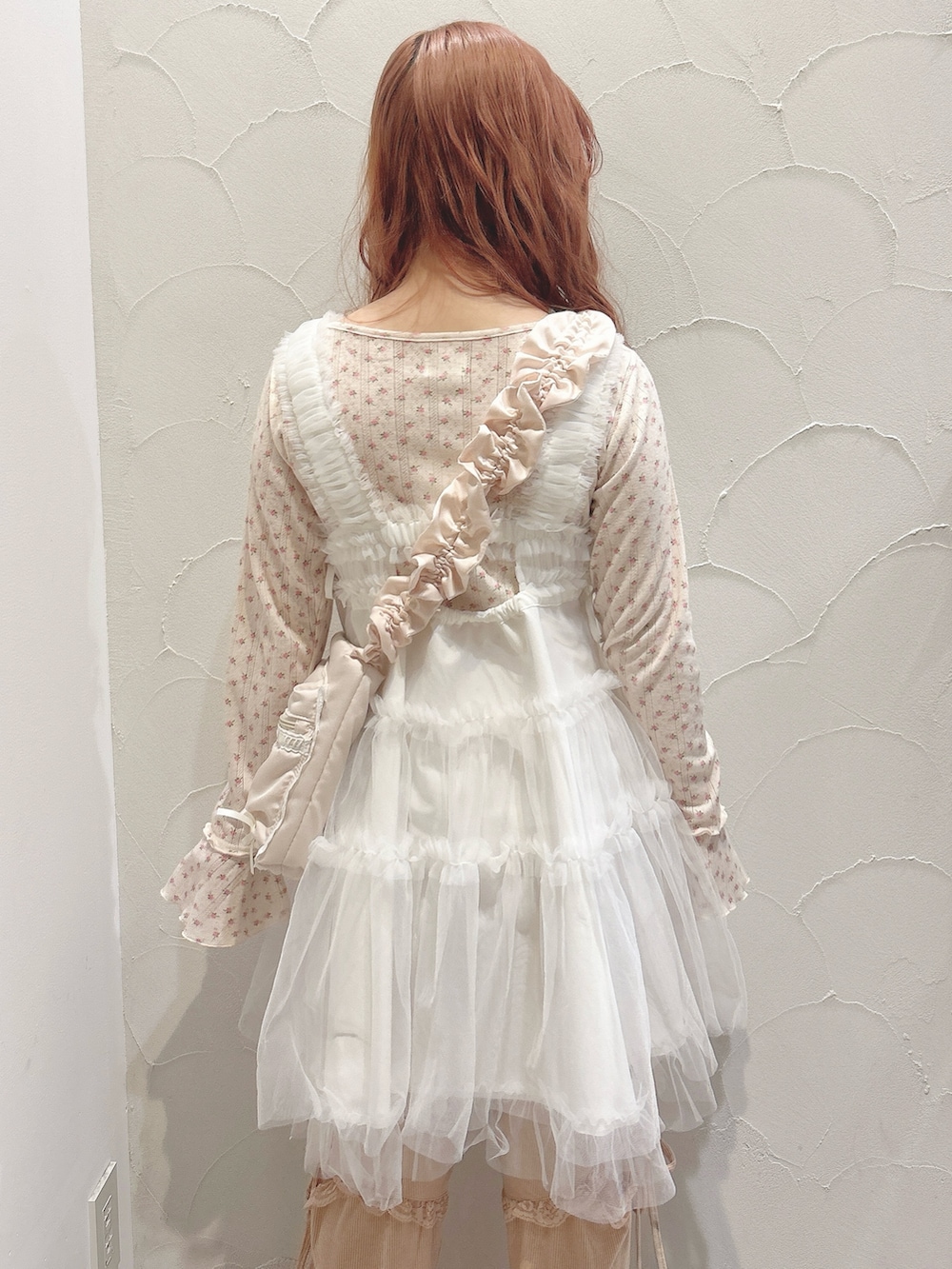 ホワイト系のワンピース、ピンク系のTシャツ/カットソー、ホワイト系のショルダーバッグを着用したレディースの春コーディネートの5枚目の写真