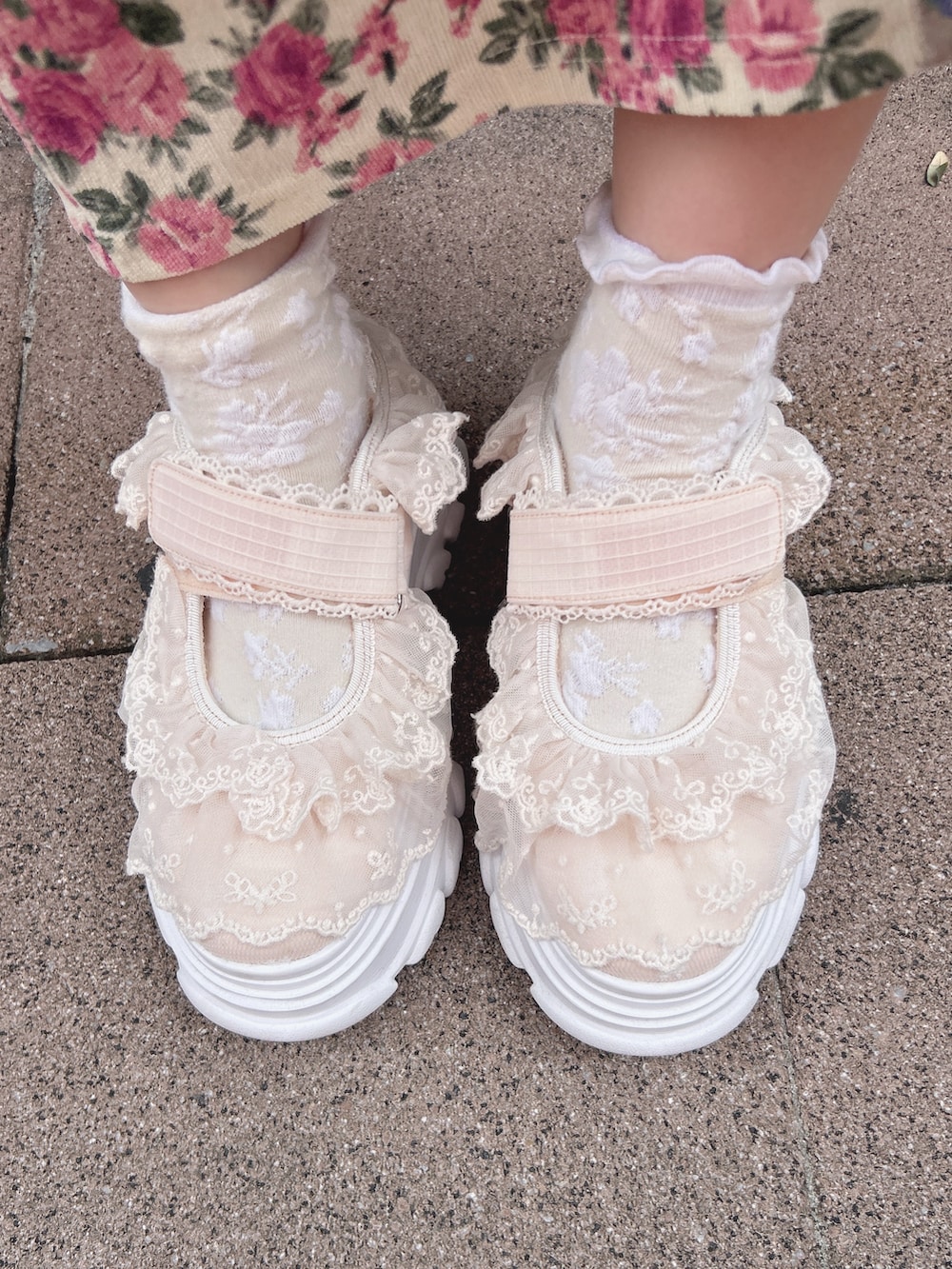 ホワイト系のジャージ、ピンク系のワンピース、ブルー系のショルダーバッグを着用したレディースの秋コーディネートの10枚目の写真