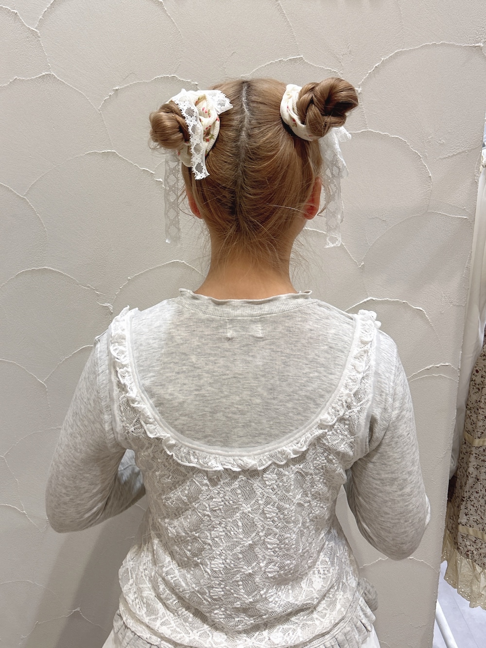 グレー系のTシャツ/カットソー、ホワイト系のスカート、ホワイト系のスニーカーを着用したレディースの冬コーディネートの6枚目の写真