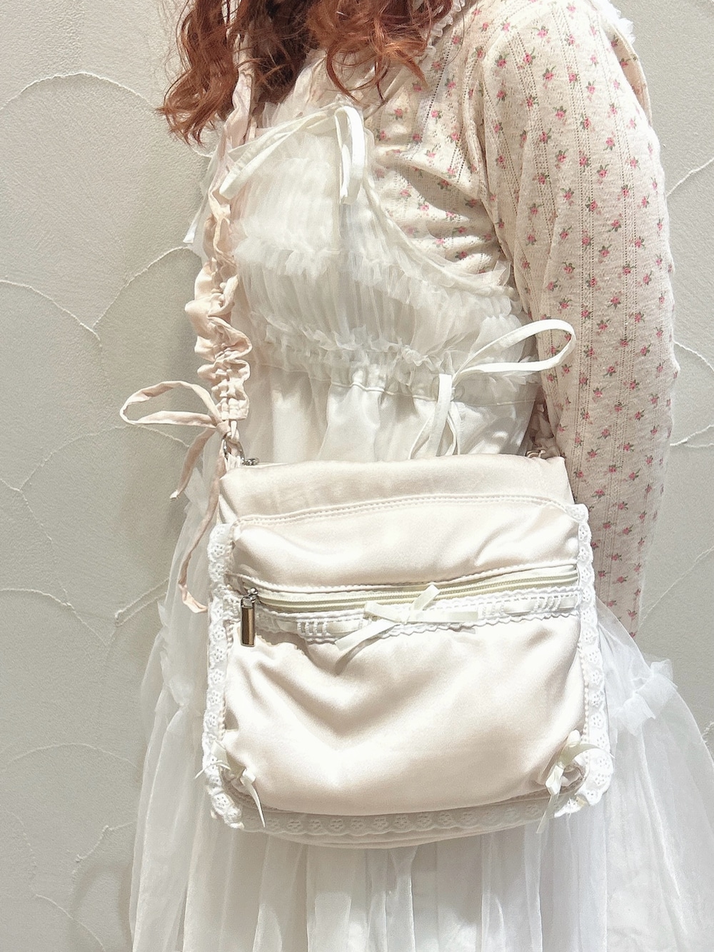 ホワイト系のワンピース、ピンク系のTシャツ/カットソー、ホワイト系のショルダーバッグを着用したレディースの春コーディネートの7枚目の写真