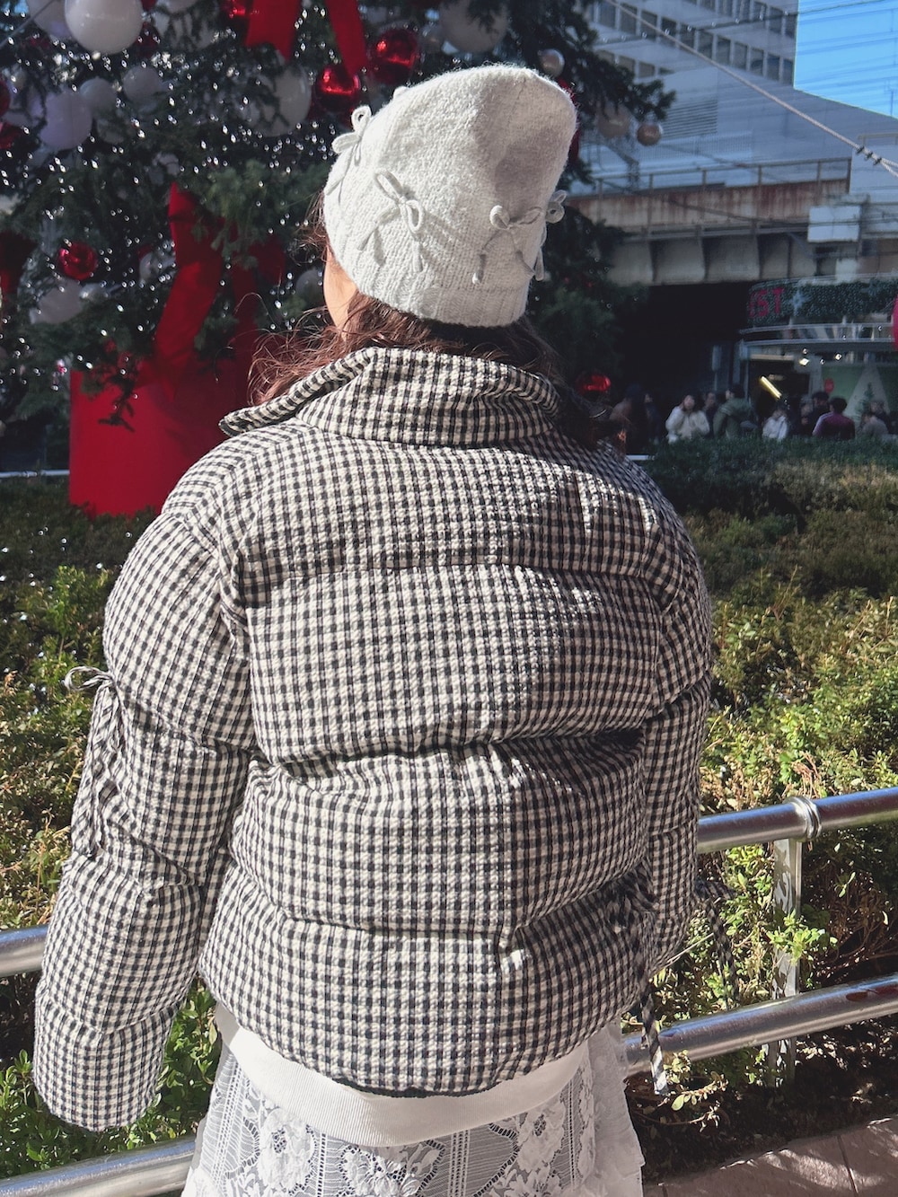 その他のブルゾン、ホワイト系のスウェット、ホワイト系のスカートを着用したレディースの冬コーディネートの5枚目の写真