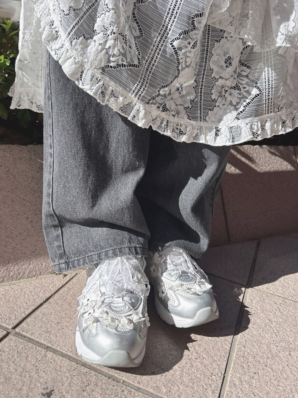 その他のブルゾン、ホワイト系のスウェット、ホワイト系のスカートを着用したレディースの冬コーディネートの10枚目の写真