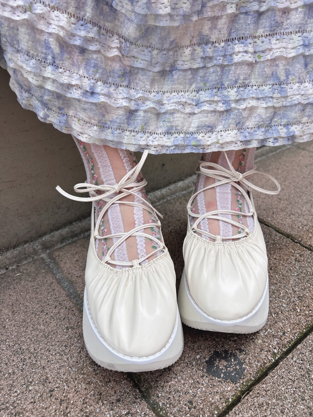 ホワイト系のシャツ/ブラウス、ブルー系のワンピース、ホワイト系のショルダーバッグを着用したレディースの夏コーディネートの10枚目の写真